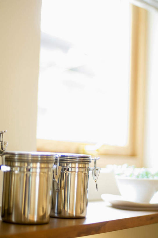 无人,竖图,室内,白天,正面,窗户,桌面,杯子,餐具,金属制品,许多,阴影,朦胧,模糊,光线,金属,瓷器,碟子,盘,影子,墙,咖啡杯,陶瓷制品,玻璃窗,墙壁,墙面,两个,阳光,盘子,瓶子,碟,瓷杯,广口瓶,彩图