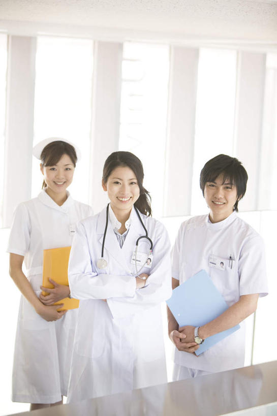 东方人,头发,三个人,伙伴,同事,朋友,医生,医院,站,捧,笑,微笑,露齿笑,竖图,室内,白天,正面,友谊,成功,合作,团队,集体,信心,桌子,亚洲,一排,握,阴影,条纹,整齐,光线,材料,档案,文件,影子,办公桌,墙,拿,拿着,注视,黄种人,队伍,墙壁,墙面,排列,一个,黑色,阳光,听诊器,资料,观察,看,站着,医护人员,医疗人员,握着,单个,观看,察看,医疗设备,领导,白大褂,成就,队列,关注,文档,合伙,领袖,医疗机构,友情,年轻女性,女人,女性,亚洲人,大夫,端,端着,捧着,手捧,站立,半身,彩图,病院,诊所