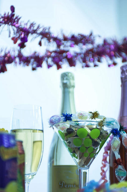 无人,竖图,室内,特写,白天,正面,聚会,窗户,杯子,一堆,许多,阴影,堆叠,堆积,朦胧,模糊,装饰,光线,高脚杯,影子,墙,玻璃窗,墙壁,墙面,玻璃制品,酒瓶,绿色,紫色,阳光,玻璃瓶,彩带,酒杯,瓶子,堆,华丽,修饰,点缀,香槟杯,衬托,美观,雅致,雅观,玻璃杯,彩图