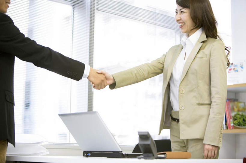 东方人,头发,两个人,伙伴,朋友,办公室,站,握手,笑,微笑,露齿笑,横图,室内,白天,侧面,衬衫,友谊,合作,团队,电脑,笔记本电脑,植物,窗户,柜子,落地窗,桌子,椅子,亚洲,阴影,光线,网络,材料,档案,盆栽,文件,影子,办公桌,墙,盆景,注视,黄种人,通讯设备,玻璃窗,相视,墙壁,墙面,黄色,绿色,黑色,阳光,自然,资料,观察,看,站着,面对面,战略,生长,成长,观看,对视,一台,察看,无线,关注,文档,通信设备,相对,无线网络,档案柜,无线上网,便携式电脑,相看,联合,合谋,配合,协作,友情,手提电脑,男人,男性,年轻男性,年轻女性,女人,女性,亚洲人,搀手,拉手,手搀手,手拉手,手牵手,手握手,站立,半身,彩图,衬衣