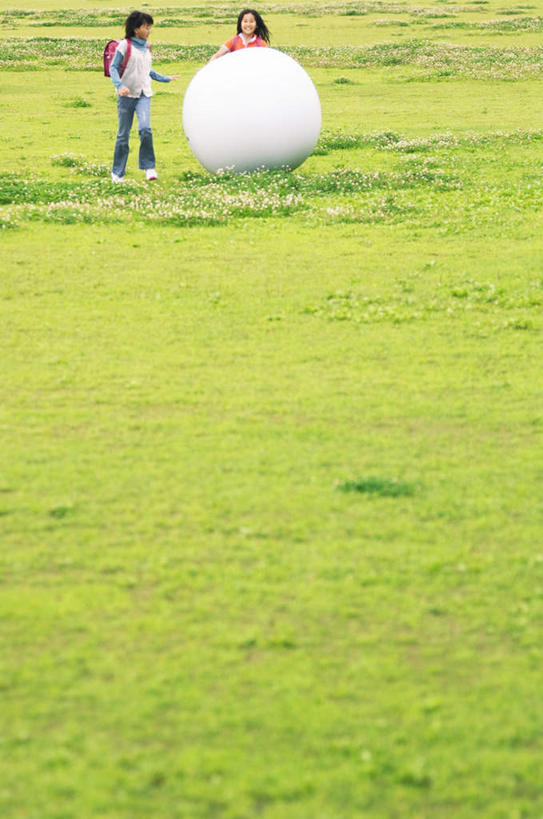 东方人,儿童,背,头发,两个人,伙伴,朋友,站,竖图,室外,白天,正面,游戏,友谊,纯洁,草地,草坪,植物,亚洲,阴影,服装,光线,包,书包,影子,玩,注视,休闲装,黄种人,娱乐,草,一个,小孩,衣服,绿色,白色,黑色,阳光,背包,背着,观察,看,站着,休闲,球体,休闲服,可爱,童年,童趣,服饰,单个,观看,活动,察看,发泄,关注,消遣,智力,童真,烂漫,无邪,宣泄,天真,友情,男孩,男人,男性,女孩,女人,女性,亚洲人,秋,玩耍,嬉戏,站立,彩图,全身,双肩包,男生,女生