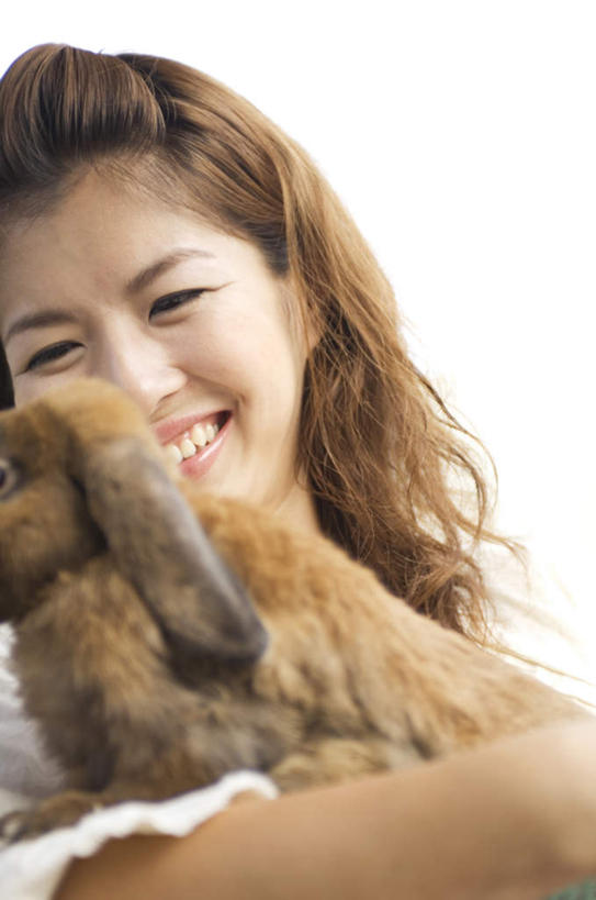 东方人,头发,一个人,坐,抱,笑,微笑,露齿笑,竖图,室内,白天,正面,哺乳动物,亚洲,仅一个年轻女性,仅一个女性,仅一个人,阴影,服装,光线,兔子,影子,墙,扭头,注视,休闲装,黄种人,墙壁,墙面,一只,衣服,黄色,白色,阳光,动物,观察,看,靠,靠着,倚靠,转头,休闲,休闲服,服饰,抱着,观看,兔,察看,搂着,倚着,关注,年轻女性,女人,女性,亚洲人,卷发,搂,搂抱,相抱,拥抱,坐着,半身,彩图