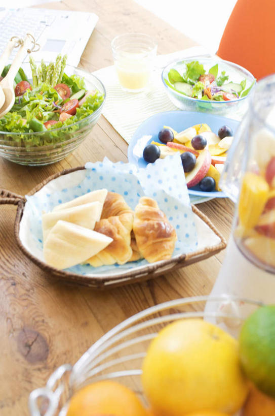 点心,面包,无人,竖图,俯视,室内,白天,餐桌,桌子,苹果,柑橘,柠檬,葡萄,蔬菜,西红柿,餐具,水果,切开,阴影,新鲜,光线,碟子,盘,影子,生菜,莴苣,生食,食品,面点,果实,榨汁机,食物,糕点,一个,红色,紫色,阳光,盘子,碟,切,有机食品,绿色食品,单个,餐台,剖面,切面,手动榨汁机,酸橙,春菜,鹅仔菜,莴仔菜,千金菜,叶用莴苣,益母果,山葫芦,蒲桃,柠果,橘子,桔子,橙子,橙,草龙珠,樱桃番茄,圣女果,番茄,彩图,高角度拍摄