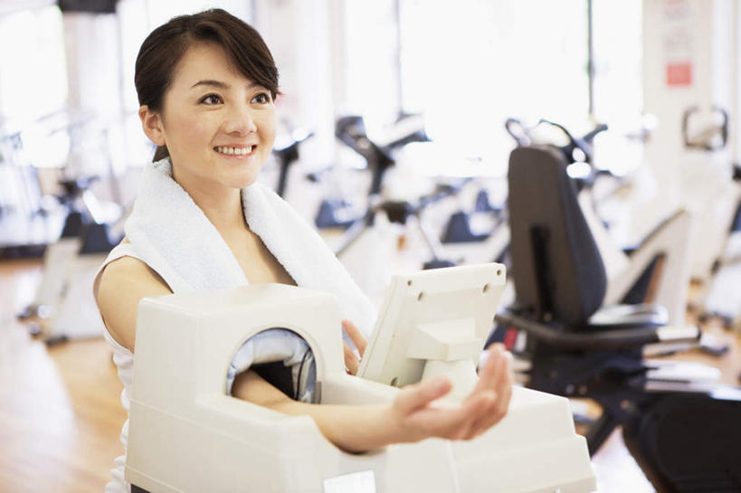 东方人,头发,一个人,健身房,站,笑,微笑,露齿笑,横图,室内,白天,正面,锻炼,运动,地板,亚洲,仅一个年轻女性,仅一个女性,仅一个人,许多,阴影,服装,光线,测量,影子,刻度,墙,地面,注视,休闲装,黄种人,娱乐,运动器械,木地板,墙壁,墙面,衣服,白色,黑色,阳光,观察,看,站着,享受,休闲,休闲服,健身器械,放松,伸手,服饰,观看,测量工具,察看,医疗设备,血压计,关注,医疗器械,健身器材,室内运动,量具,量仪,血压表,年轻女性,女人,女性,亚洲人,长发,站立,半身,彩图,健身,健身馆,运动器材,跑步机