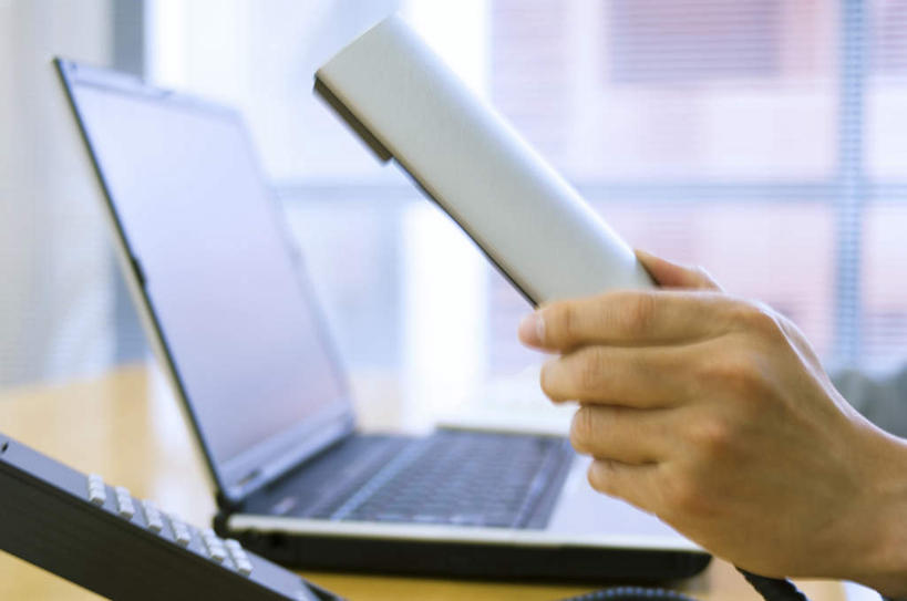 东方人,手,一个人,坐,摸,打电话,横图,室内,特写,白天,侧面,电脑,笔记本电脑,桌子,电话,亚洲,仅一个年轻女性,仅一个女性,仅一个人,抚摸,敲打,握,阴影,朦胧,模糊,反射,网络,影子,办公桌,拿,拿着,黄种人,输入,通讯设备,话筒,打字,靠,靠着,倚靠,手部,电话线,握着,点击,敲击,无线,倚着,通信设备,无线网络,无线上网,便携式电脑,一部,交流,按键,手提电脑,年轻女性,女人,女性,亚洲人,电话机,触摸,沟通,接触,通话,坐着,半身,彩图