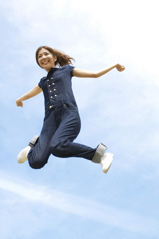 东方人,头发,一个人,站,跳,伸展双臂,笑,微笑,露齿笑,竖图,室外,白天,仰视,旅游,度假,亚洲,仅一个年轻女性,仅一个女性,仅一个人,阴影,服装,光线,影子,云,云朵,半空,云彩,抬腿,注视,休闲装,黄种人,娱乐,衣服,蓝色,黑色,白云,蓝天,天空,阳光,天,观察,看,站着,享受,休闲,休闲服,放松,服饰,观看,察看,关注,年轻女性,女人,女性,亚洲人,长发,敞开双臂,伸开双臂,跳跃,展开双肩,站立,张开手臂,张开双臂,彩图,低角度拍摄,全身