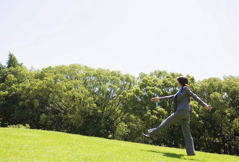 东方人,头发,一个人,商务人士,商务男性,站,走,伸展双臂,横图,室外,白天,侧面,衬衫,旅游,度假,草地,草坪,植物,亚洲,仅一个男性,仅一个人,阴影,套装,光线,影子,领带,抬腿,黄种人,娱乐,草,树,树木,仅一个年轻男性,蓝色,绿色,黑色,蓝天,天空,阳光,自然,天,站着,享受,休闲,放松,生长,晴朗,成长,商务装,工薪阶层,万里无云,男人,男性,年轻男性,亚洲人,白领,上班族,晴空,晴空万里,步行,敞开双臂,散步,伸开双臂,展开双肩,站立,张开手臂,张开双臂,走路,彩图,全身,衬衣