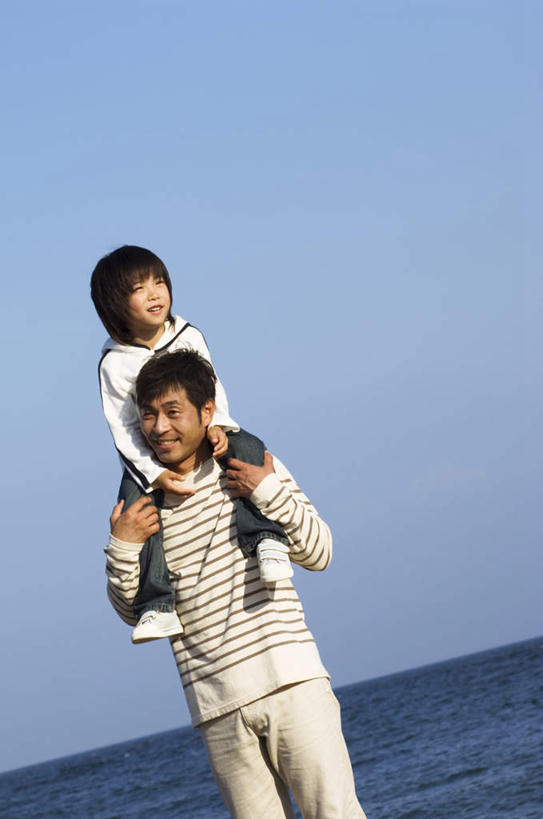 东方人,儿童,背,头发,两个人,家庭,父亲,儿子,站,坐,笑,摸,微笑,露齿笑,竖图,室外,白天,正面,旅游,度假,纯洁,海浪,海洋,亚洲,抚摸,阴影,波纹,条纹,服装,光线,影子,浪花,云,云朵,云彩,扭头,注视,休闲装,黄种人,娱乐,小孩,衣服,蓝色,白色,黑色,白云,蓝天,水纹,天空,阳光,海水,波浪,天,背着,观察,看,站着,转头,享受,休闲,温暖,温馨,父子,一家人,休闲服,放松,父爱,可爱,童年,童趣,服饰,观看,和睦,察看,关注,海景,童真,烂漫,无邪,天真,男孩,男人,男性,年轻男性,亚洲人,孩子,年轻人,大海,风浪,海,海水的波动,近岸浪,涌浪,触摸,接触,站立,坐着,半身,彩图,融洽,男生