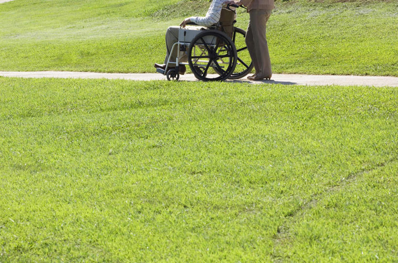 东方人,两个人,伙伴,朋友,病人,站,坐,走,推,摸,横图,室外,白天,侧面,旅游,度假,友谊,草地,草坪,植物,道路,路,亚洲,抚摸,阴影,服装,光线,工具,影子,小路,交通,休闲装,黄种人,娱乐,草,衣服,绿色,白色,阳光,轮椅,复健,靠,靠着,倚靠,站着,享受,休闲,康复,休闲服,器械,放松,服饰,乡间小路,医疗设备,倚着,医疗器械,医疗工具,辅助设备,友情,男人,男性,年轻男性,年轻女性,女人,女性,亚洲人,患者,就医者,步行,触摸,接触,散步,站立,走路,坐着,半身,彩图