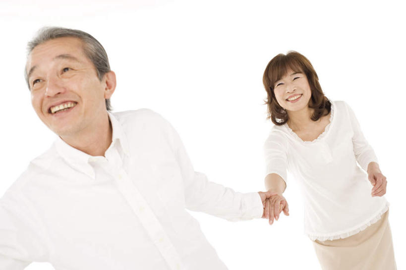 头发,两个人,家庭,夫妻,站,握手,笑,摸,微笑,露齿笑,横图,俯视,室内,白天,白色背景,爱情,抚摸,阴影,服装,反射,影子,浪漫,注视,休闲装,衣服,白色,黑色,观察,看,站着,休闲,温暖,温馨,一家人,休闲服,恩爱,恋人,摄影,服饰,影棚,观看,和睦,察看,关注,老年男性,老年女性,男人,男性,女人,女性,夫妇,情侣,触摸,接触,拉手,手拉手,手握手,抬头,仰头,站立,半身,彩图,高角度拍摄,影棚拍摄,拍摄,伴侣,融洽