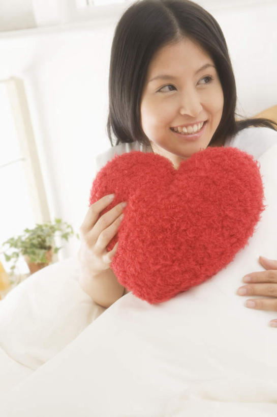 东方人,头发,一个人,客厅,坐,笑,摸,微笑,露齿笑,竖图,室内,白天,正面,爱情,植物,窗户,靠垫,落地窗,亚洲,仅一个年轻女性,仅一个女性,仅一个人,撑,抚摸,握,阴影,爱心,光线,盆栽,影子,墙,靠枕,盆景,浪漫,拿,拿着,扭头,注视,黄种人,玻璃窗,墙壁,墙面,一个,红色,绿色,黑色,阳光,自然,垫子,枕头,观察,看,转头,温暖,温馨,心形,恩爱,握着,生长,单个,成长,观看,和睦,察看,起居室,撑着,关注,年轻女性,女人,女性,亚洲人,心型,触摸,接触,坐着,半身,彩图,融洽