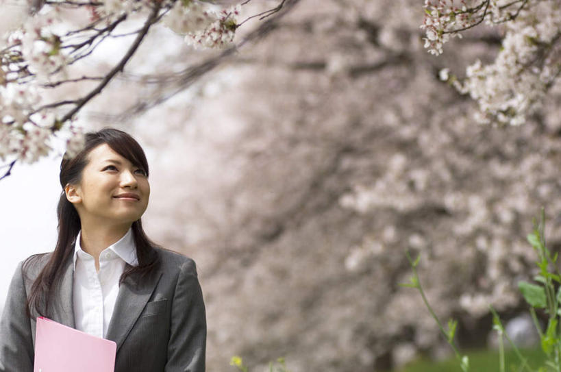 东方人,头发,一个人,商务人士,商务女性,站,捧,笑,微笑,露齿笑,横图,室外,白天,正面,旅游,度假,草地,草坪,植物,樱花,亚洲,仅一个年轻女性,仅一个女性,仅一个人,套装,朦胧,模糊,盛开,材料,档案,文件,花蕾,扭头,注视,黄种人,娱乐,草,花,花瓣,花朵,鲜花,树,树木,粉色,蓝色,绿色,黑色,蓝天,天空,自然,资料,天,花苞,花蕊,观察,看,站着,转头,享受,休闲,放松,生长,成长,观看,察看,关注,文档,商务装,工薪阶层,仙樱花,福岛樱,青肤樱,年轻女性,女人,女性,亚洲人,白领,上班族,荆桃,端,端着,捧着,手捧,站立,半身,彩图
