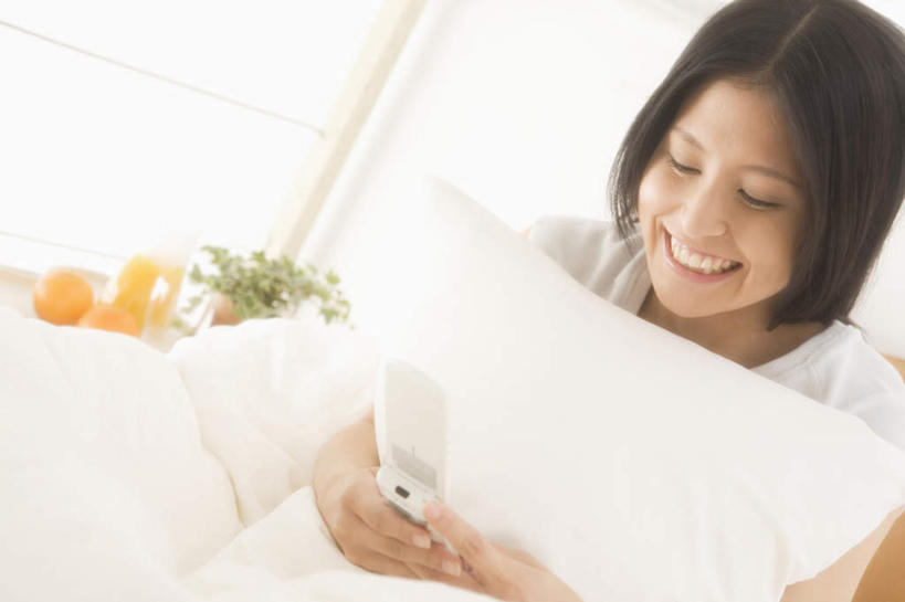 东方人,头发,一个人,客厅,坐,笑,摸,打电话,微笑,露齿笑,横图,俯视,室内,白天,窗户,靠垫,落地窗,沙发,电话,手机,亚洲,仅一个年轻女性,仅一个女性,仅一个人,抚摸,敲打,握,阴影,服装,光线,影子,靠枕,拿,拿着,注视,休闲装,黄种人,输入,通讯设备,玻璃窗,衣服,白色,黑色,阳光,垫子,枕头,打字,低头,观察,看,靠,靠着,倚靠,休闲,休闲服,握着,服饰,观看,点击,敲击,察看,起居室,倚着,关注,布艺沙发,一部,交流,按键,年轻女性,女人,女性,亚洲人,触摸,沟通,接触,通话,坐着,半身,彩图,高角度拍摄