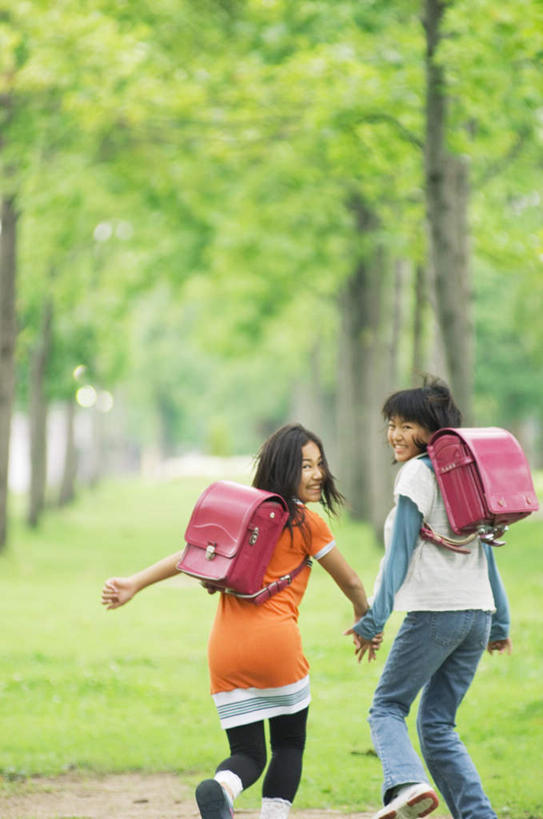 东方人,儿童,头发,两个人,伙伴,朋友,站,走,握手,笑,摸,微笑,露齿笑,竖图,室外,白天,旅游,度假,友谊,纯洁,草地,草坪,植物,道路,路,亚洲,抚摸,阴影,服装,光线,包,书包,影子,小路,交通,扭头,注视,休闲装,黄种人,娱乐,草,树,树木,两个,小孩,背面,衣服,黄色,红色,绿色,白色,黑色,阳光,自然,背包,观察,看,站着,转头,享受,休闲,休闲服,放松,可爱,童年,童趣,服饰,乡间小路,生长,成长,观看,察看,关注,童真,烂漫,无邪,天真,友情,男孩,男人,男性,女孩,女人,女性,亚洲人,步行,触摸,接触,拉手,散步,手拉手,手握手,站立,走路,半身,彩图,双肩包,男生,女生