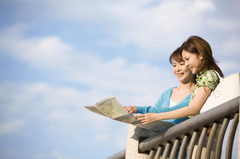 东方人,两个人,伙伴,朋友,栏杆,站,捧,笑,微笑,露齿笑,横图,室外,白天,仰视,旅游,度假,友谊,道路,地图,亚洲,一张,握,阴影,服装,光线,信息,包,皮包,影子,云,云朵,围栏,交通,拿,云彩,拿着,注视,休闲装,黄种人,方向,娱乐,护栏,两个,衣服,蓝色,白色,白云,蓝天,天空,阳光,天,低头,观察,看,站着,享受,休闲,休闲服,放松,握着,服饰,观看,引导,指引,单肩包,察看,关注,友情,年轻女性,女人,女性,亚洲人,端,端着,捧着,手捧,站立,半身,彩图,低角度拍摄,导航