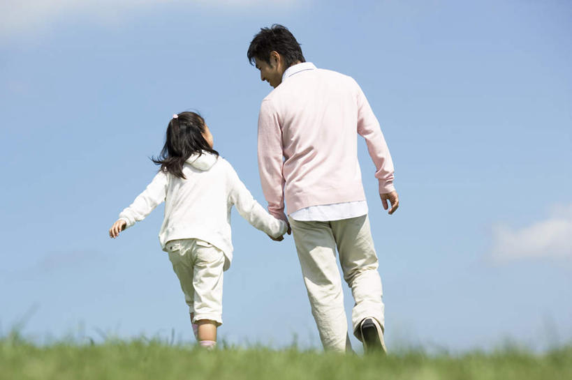 东方人,儿童,头发,两个人,家庭,父亲,女儿,站,走,握手,笑,摸,微笑,露齿笑,横图,室外,白天,旅游,度假,纯洁,草地,草坪,植物,亚洲,抚摸,阴影,服装,光线,影子,云,云朵,云彩,注视,休闲装,黄种人,娱乐,相视,草,小孩,背面,衣服,蓝色,绿色,白色,黑色,白云,蓝天,天空,阳光,天,观察,看,站着,享受,休闲,温暖,温馨,父女,一家人,面对面,休闲服,放松,父爱,可爱,童年,童趣,服饰,观看,对视,和睦,察看,关注,相对,童真,烂漫,无邪,相看,天真,男人,男性,年轻男性,女孩,亚洲人,孩子,年轻人,步行,触摸,接触,拉手,散步,手拉手,手握手,站立,走路,彩图,全身,融洽,女生