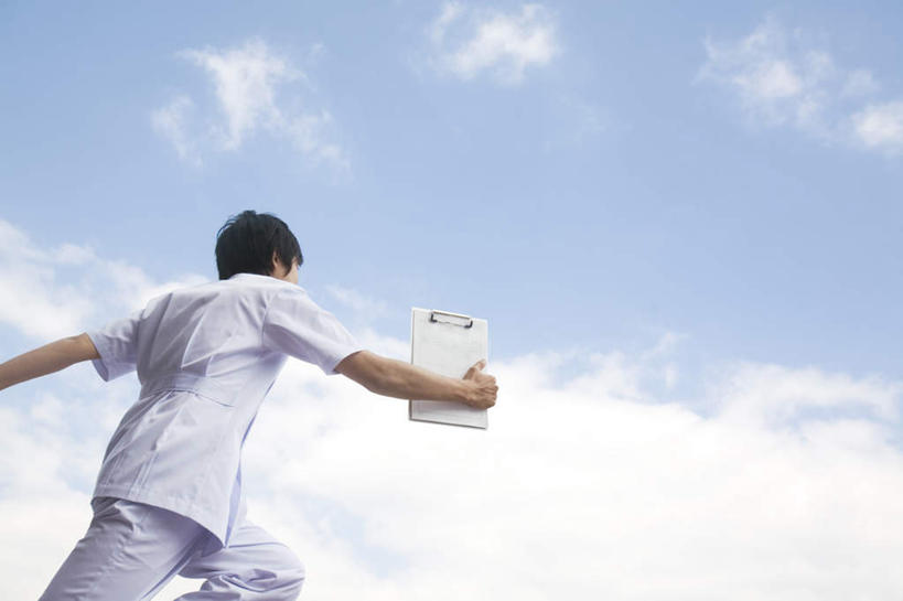 东方人,头发,一个人,医生,站,走,伸展双臂,摸,横图,室外,白天,仰视,旅游,度假,亚洲,仅一个男性,仅一个人,抚摸,握,阴影,光线,材料,档案,文件,影子,云,云朵,拿,云彩,拿着,黄种人,娱乐,仅一个年轻男性,蓝色,黑色,白云,蓝天,天空,阳光,资料,天,站着,医护人员,医疗人员,享受,休闲,放松,握着,白大褂,文档,男人,男性,年轻男性,亚洲人,大夫,步行,敞开双臂,触摸,接触,散步,伸开双臂,展开双肩,站立,张开手臂,张开双臂,走路,半身,彩图,低角度拍摄