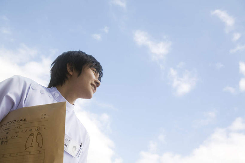 东方人,头发,一个人,医生,站,捧,笑,摸,微笑,露齿笑,横图,室外,白天,仰视,亚洲,仅一个男性,仅一个人,抚摸,握,阴影,光线,材料,档案,文件,影子,云,云朵,拿,云彩,拿着,注视,黄种人,仅一个年轻男性,黄色,蓝色,黑色,白云,蓝天,天空,阳光,资料,天,观察,看,站着,医护人员,医疗人员,握着,观看,察看,白大褂,关注,文档,男人,男性,年轻男性,亚洲人,大夫,触摸,端,端着,接触,捧着,手捧,站立,半身,彩图,低角度拍摄