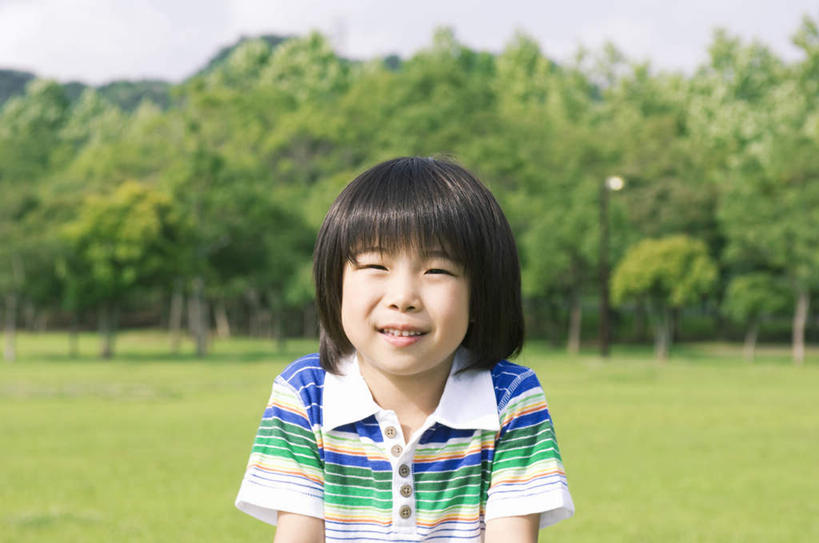 东方人,儿童,头发,一个人,坐,笑,微笑,露齿笑,横图,室外,白天,正面,旅游,度假,纯洁,草地,草坪,植物,亚洲,仅一个女性,仅一个人,阴影,条纹,服装,光线,影子,云,云朵,云彩,注视,休闲装,黄种人,娱乐,草,树,树木,小孩,衣服,蓝色,绿色,黑色,白云,蓝天,天空,阳光,自然,天,观察,看,仅一个小孩,享受,休闲,休闲服,放松,可爱,童年,童趣,服饰,生长,成长,观看,察看,关注,童真,烂漫,无邪,天真,女孩,女人,女性,亚洲人,孩子,坐着,半身,彩图,女生