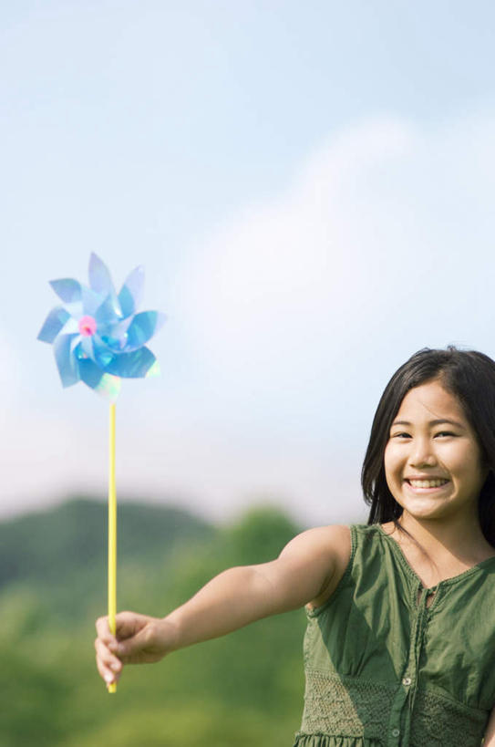 东方人,儿童,一个人,站,举,笑,摸,微笑,露齿笑,竖图,室外,白天,正面,旅游,度假,快乐,自由,幸福,纯洁,草地,草坪,植物,风车,玩具,亚洲,仅一个女性,仅一个人,抚摸,握,阴影,服装,光线,影子,云,云朵,拿,云彩,拿着,注视,休闲装,黄种人,娱乐,草,树,树木,一个,小孩,衣服,蓝色,绿色,白云,蓝天,天空,阳光,自然,天,观察,看,托,站着,仅一个小孩,享受,休闲,喜庆,休闲服,放松,活力,可爱,童年,童趣,握着,服饰,生长,单个,成长,观看,希望,吉祥,察看,象征,关注,和平,梦想,童真,烂漫,无邪,忠诚,进取,灵动,勇敢,勤奋,天真,团结,幸运,女孩,女人,女性,亚洲人,孩子,触摸,接触,举起,举手,举着,向上举,向上伸,向上托,站立,半身,彩图,女生