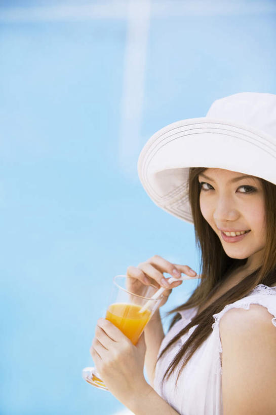 东方人,一个人,体育馆,游泳池,躺,捧,笑,摸,微笑,露齿笑,竖图,室外,白天,侧面,裙子,旅游,度假,幸福,水,茶,帽子,亚洲,仅一个年轻女性,仅一个女性,仅一个人,抚摸,握,阴影,连衣裙,光线,影子,水池,水面,一杯,拿,拿着,扭头,注视,黄种人,娱乐,泳池,饮料,黄色,白色,阳光,遮阳帽,观察,看,转头,享受,休闲,温馨,放松,乐趣,握着,观看,柠檬茶,察看,游泳馆,舒适,关注,一顶,卧着,年轻女性,女人,女性,亚洲人,触摸,端,端着,接触,捧着,手捧,躺着,卧,半身,彩图