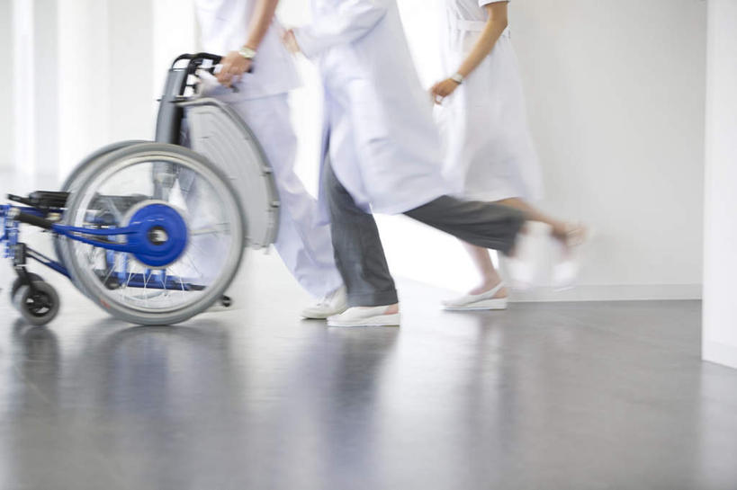 东方人,两个人,同事,医生,医院,站,跑,推,摸,横图,室内,白天,侧面,成功,合作,团队,集体,信心,亚洲,抚摸,握,阴影,朦胧,模糊,光线,瓷砖,地砖,工具,影子,墙,地面,黄种人,队伍,墙壁,墙面,一个,阳光,轮椅,复健,站着,医护人员,医疗人员,康复,器械,握着,单个,医疗设备,领导,白大褂,成就,医疗器械,医疗工具,合伙,领袖,医疗机构,辅助设备,男人,男性,年轻男性,年轻女性,女人,女性,亚洲人,大夫,触摸,接触,跑步,站立,半身,彩图,病院,诊所