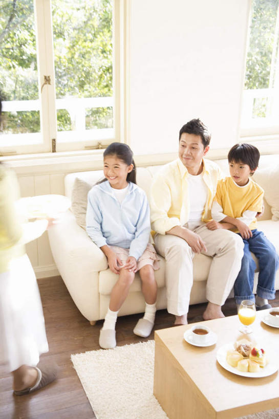 东方人,儿童,头发,三个人,家庭,母亲,女儿,儿子,客厅,坐,笑,微笑,露齿笑,竖图,俯视,室内,白天,纯洁,植物,餐桌,窗户,沙发,桌子,杯子,餐具,亚洲,一排,阴影,服装,整齐,光线,瓷器,碟子,盘,影子,墙,咖啡杯,陶瓷制品,扭头,注视,休闲装,黄种人,玻璃窗,墙壁,墙面,树,树木,排列,小孩,衣服,黄色,蓝色,绿色,白色,黑色,阳光,自然,盘子,碟,观察,看,靠,靠着,倚靠,转头,休闲,温暖,温馨,母女,母子,一家人,休闲服,可爱,母爱,童年,童趣,服饰,生长,成长,餐台,观看,和睦,察看,起居室,倚着,队列,关注,瓷杯,布艺沙发,童真,烂漫,无邪,天真,男孩,男人,男性,年轻女性,女孩,女人,女性,亚洲人,孩子,年轻人,坐着,彩图,高角度拍摄,全身,融洽,男生,女生