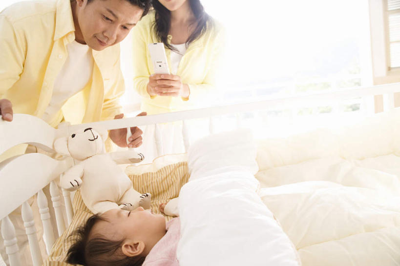 东方人,儿童,头发,三个人,家庭,夫妻,母亲,父亲,女儿,站,躺,笑,摸,微笑,露齿笑,横图,室内,白天,正面,爱情,游戏,纯洁,床,卧室,玩具,亚洲,撑,抚摸,握,阴影,服装,光线,影子,墙,床单,浪漫,拿,玩,拿着,注视,休闲装,黄种人,娱乐,被子,墙壁,墙面,一个,小孩,衣服,黄色,黑色,阳光,观察,看,站着,休闲,温暖,温馨,父女,母女,三口之家,一家人,休闲服,恩爱,父爱,可爱,母爱,童年,童趣,益智,握着,恋人,服饰,单人床,单个,观看,活动,和睦,察看,撑着,被单,发泄,关注,消遣,智力,童真,烂漫,无邪,宣泄,卧着,天真,男人,男性,年轻男性,年轻女性,女孩,女人,女性,亚洲人,孩子,年轻人,夫妇,情侣,触摸,接触,躺着,玩耍,卧,嬉戏,站立,半身,彩图,睡房,卧房,伴侣,融洽,女生