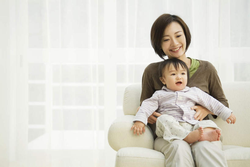 东方人,儿童,头发,两个人,家庭,母亲,女儿,儿子,客厅,坐,伸展双臂,抱,笑,微笑,露齿笑,横图,室内,白天,正面,婴儿服装,纯洁,窗户,落地窗,沙发,亚洲,阴影,服装,光线,方格,影子,墙,注视,休闲装,黄种人,玻璃窗,墙壁,墙面,小孩,衣服,黑色,灰色,阳光,观察,看,靠,靠着,倚靠,张嘴,休闲,温暖,温馨,母女,母子,一家人,休闲服,可爱,母爱,童年,童趣,服饰,抱着,观看,和睦,察看,起居室,搂着,倚着,关注,张大嘴巴,布艺沙发,童真,烂漫,无邪,天真,男孩,男人,男性,年轻女性,女孩,女人,女性,亚洲人,孩子,年轻人,张开嘴,敞开双臂,怀抱,搂,搂抱,伸开双臂,相抱,拥抱,展开双肩,张开手臂,张开双臂,坐着,半身,彩图,婴儿服,融洽,男生,女生,襁褓