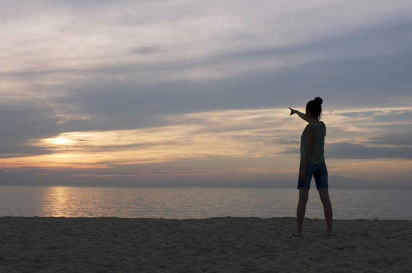 东方人,头发,一个人,站,举,横图,室外,白天,侧面,旅游,度假,日出,海浪,海洋,沙滩,太阳,亚洲,仅一个年轻女性,仅一个女性,仅一个人,指,阴影,服装,光线,沙子,影子,海岸,浪花,云,云朵,朝霞,晨曦,黎明,沙地,云彩,休闲装,黄种人,方向,娱乐,衣服,蓝色,黑色,白云,蓝天,天空,阳光,海水,天,手势,托,站着,享受,休闲,休闲服,放松,服饰,指向,食指,海景,年轻女性,女人,女性,亚洲人,大海,风浪,海,海水的波动,海滩,近岸浪,涌浪,朝阳,举起,举手,举着,向上举,向上伸,向上托,站立,彩图,全身,破晓