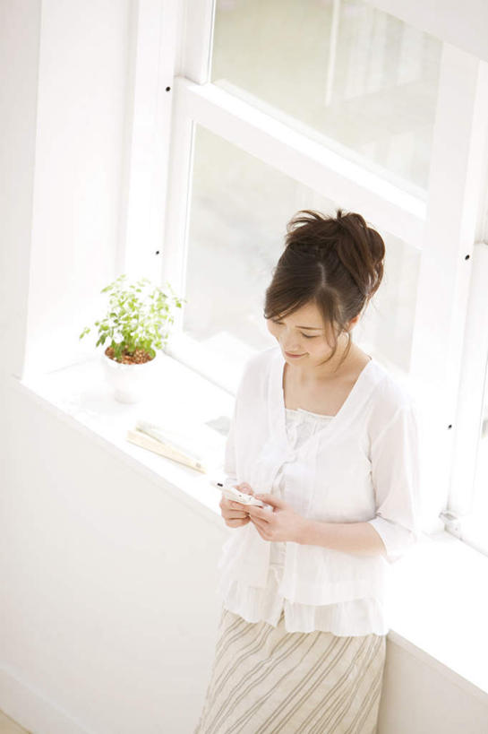 东方人,头发,一个人,客厅,站,笑,摸,打电话,微笑,露齿笑,竖图,俯视,室内,白天,植物,窗户,落地窗,电话,手机,亚洲,仅一个年轻女性,仅一个女性,仅一个人,抚摸,敲打,阴影,服装,光线,盆栽,影子,墙,盆景,注视,休闲装,黄种人,输入,通讯设备,玻璃窗,墙壁,墙面,衣服,绿色,白色,黑色,阳光,自然,打字,观察,看,靠,靠着,倚靠,站着,休闲,休闲服,服饰,生长,成长,观看,点击,敲击,察看,起居室,倚着,关注,一部,交流,按键,年轻女性,女人,女性,亚洲人,长发,触摸,沟通,接触,通话,站立,半身,彩图,高角度拍摄