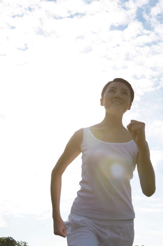 东方人,头发,一个人,站,跑,笑,微笑,露齿笑,竖图,室外,白天,仰视,锻炼,旅游,度假,运动,亚洲,仅一个年轻女性,仅一个女性,仅一个人,阴影,服装,光线,影子,云,云朵,云彩,注视,休闲装,黄种人,娱乐,衣服,蓝色,白色,黑色,白云,蓝天,天空,阳光,天,观察,看,站着,享受,休闲,休闲服,放松,服饰,观看,察看,关注,体育,年轻女性,女人,女性,亚洲人,跑步,站立,半身,彩图,低角度拍摄,健身