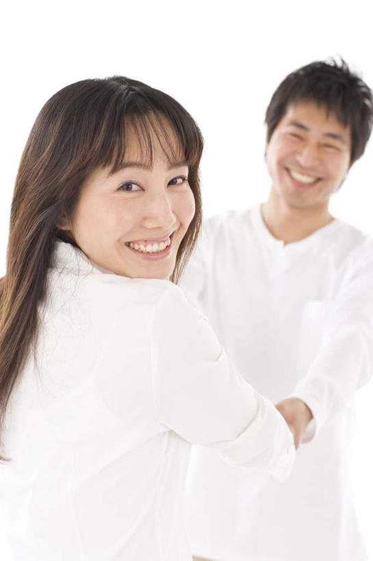 东方人,脸,头,脸颊,背部,头发,两个人,家庭,夫妻,站,握手,笑,摸,微笑,露齿笑,竖图,室内,白天,白色背景,正面,爱情,亚洲,抚摸,服装,浪漫,扭头,注视,休闲装,黄种人,衣服,白色,黑色,观察,看,站着,转头,休闲,温暖,温馨,一家人,休闲服,恩爱,恋人,摄影,服饰,影棚,观看,和睦,察看,关注,男人,男性,年轻男性,年轻女性,女人,女性,亚洲人,头部,长发,脸部,脸蛋,面部,夫妇,情侣,触摸,接触,拉手,手拉手,手握手,站立,半身,彩图,影棚拍摄,拍摄,伴侣,融洽