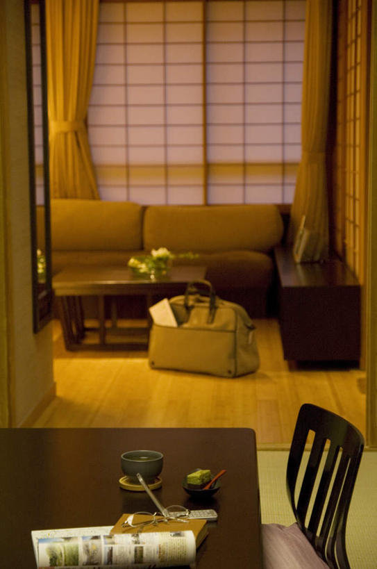 无人,客厅,打电话,竖图,俯视,室内,白天,植物,餐桌,窗户,窗帘,地板,柜子,沙发,桌子,杯子,餐具,电话,手机,书籍,椅子,一副,阴影,反射,包,笔,碟子,盘,盆栽,皮包,眼镜,影子,木椅,墙,办公用品,盆景,地面,通讯设备,木地板,玻璃窗,墙壁,墙面,文具,一个,绿色,自然,盘子,水杯,学习用品,橱柜,碟,生长,单个,成长,餐台,单肩包,文具用品,一支,起居室,近视眼镜,布艺沙发,交流,茶杯,书,图书,沟通,通话,彩图,高角度拍摄