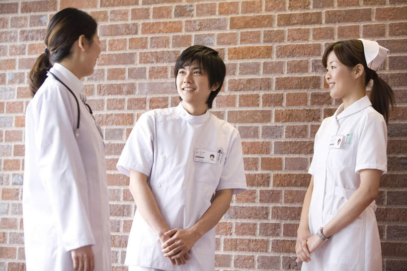 东方人,三个人,同事,医生,站,笑,摸,说,微笑,露齿笑,横图,室外,白天,正面,讨论,成功,合作,团队,集体,信心,亚洲,一排,许多,抚摸,阴影,整齐,光线,影子,墙,扭头,注视,黄种人,队伍,墙壁,墙面,排列,红色,阳光,观察,看,站着,转头,医护人员,医疗人员,砖头,观看,察看,领导,白大褂,成就,队列,关注,合伙,领袖,交流,男人,男性,年轻男性,年轻女性,女人,女性,亚洲人,大夫,触摸,沟通,讲话,交谈,接触,商讨,说话,谈话,站立,半身,彩图