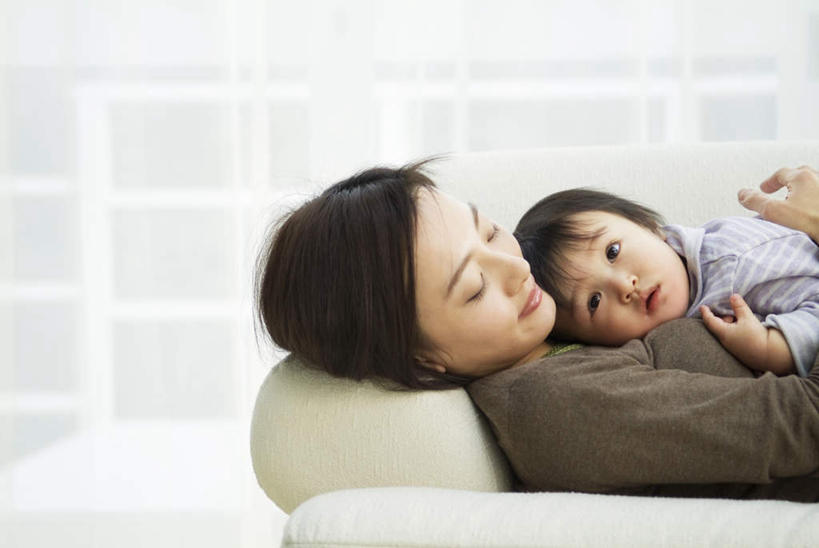 东方人,儿童,头发,两个人,家庭,母亲,女儿,客厅,躺,抱,笑,微笑,露齿笑,横图,室内,白天,侧面,纯洁,窗户,沙发,亚洲,一排,许多,阴影,服装,整齐,反射,方格,影子,墙,注视,休闲装,黄种人,玻璃窗,墙壁,墙面,排列,小孩,衣服,蓝色,黑色,灰色,观察,看,趴着,休闲,温暖,温馨,母女,一家人,休闲服,可爱,母爱,童年,童趣,服饰,抱着,观看,和睦,察看,起居室,搂着,队列,关注,布艺沙发,童真,烂漫,无邪,卧着,天真,年轻女性,女孩,女人,女性,亚洲人,孩子,年轻人,怀抱,搂,搂抱,趴,躺着,卧,相抱,拥抱,半身,彩图,融洽,女生