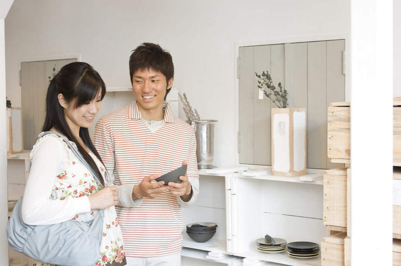 东方人,头发,两个人,家庭,夫妻,客厅,站,笑,摸,打电话,微笑,露齿笑,横图,室内,白天,正面,爱情,植物,餐具,电话,手机,亚洲,抚摸,握,阴影,服装,光线,包,碟子,盘,盆栽,皮包,影子,墙,盆景,浪漫,拿,拿着,注视,休闲装,黄种人,通讯设备,墙壁,墙面,一个,衣服,粉色,蓝色,绿色,白色,黑色,阳光,自然,盘子,碟,低头,观察,看,站着,休闲,温暖,温馨,一家人,休闲服,恩爱,握着,恋人,服饰,生长,单个,成长,观看,单肩包,和睦,察看,起居室,关注,交流,男人,男性,年轻男性,年轻女性,女人,女性,亚洲人,夫妇,情侣,触摸,沟通,接触,通话,站立,半身,彩图,伴侣,融洽