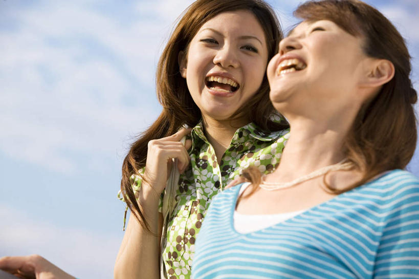 东方人,头发,两个人,伙伴,朋友,站,笑,摸,微笑,露齿笑,横图,室外,白天,仰视,旅游,度假,友谊,亚洲,抚摸,阴影,条纹,服装,光线,影子,云,云朵,云彩,扭头,注视,休闲装,黄种人,娱乐,衣服,黄色,蓝色,绿色,白云,蓝天,天空,阳光,天,观察,看,站着,张嘴,转头,享受,休闲,休闲服,放松,服饰,观看,察看,关注,张大嘴巴,友情,年轻女性,女人,女性,亚洲人,长发,张开嘴,触摸,接触,抬头,仰头,站立,半身,彩图,低角度拍摄