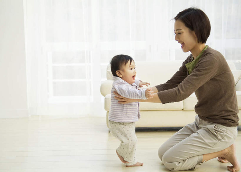 东方人,儿童,头发,两个人,家庭,母亲,女儿,客厅,站,跪,握手,笑,摸,微笑,露齿笑,横图,室内,白天,侧面,纯洁,窗户,落地窗,沙发,亚洲,抚摸,阴影,服装,光线,影子,墙,注视,休闲装,黄种人,玻璃窗,相视,墙壁,墙面,小孩,衣服,白色,黑色,灰色,阳光,观察,看,站着,休闲,温暖,温馨,母女,一家人,面对面,赤脚,休闲服,可爱,母爱,童年,童趣,服饰,观看,对视,和睦,察看,起居室,关注,相对,布艺沙发,童真,烂漫,无邪,相看,天真,年轻女性,女孩,女人,女性,亚洲人,孩子,年轻人,触摸,跪着,接触,拉手,手拉手,手握手,站立,彩图,全身,融洽,女生