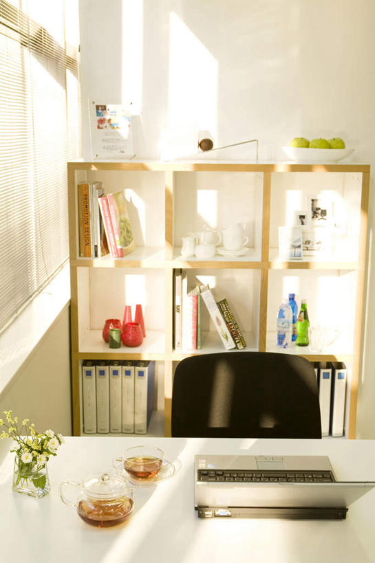 无人,客厅,竖图,室内,白天,正面,电脑,笔记本电脑,植物,窗户,柜子,桌子,杯子,书籍,椅子,一把,一排,许多,阴影,整齐,光线,网络,瓷器,盆栽,影子,办公桌,墙,咖啡杯,盆景,陶瓷制品,通讯设备,玻璃窗,墙壁,墙面,排列,两个,红色,绿色,黑色,阳光,自然,水杯,橱柜,生长,成长,一台,无线,起居室,队列,瓷杯,通信设备,无线网络,无线上网,便携式电脑,手提电脑,茶杯,书,图书,彩图