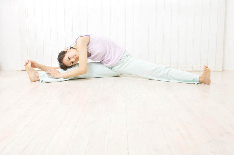 东方人,头发,一个人,坐,笑,摸,微笑,露齿笑,横图,室内,白天,正面,锻炼,瑜伽,运动,地板,亚洲,仅一个年轻女性,仅一个女性,仅一个人,抚摸,伸展,弯腰,阴影,服装,光线,影子,墙,地面,扭头,注视,休闲装,黄种人,木地板,墙壁,墙面,衣服,紫色,黑色,阳光,低头,观察,看,转头,休闲,休闲服,养生,服饰,观看,张开双腿,察看,关注,弯身,展开双腿,体育,年轻女性,女人,女性,亚洲人,触摸,接触,坐着,彩图,全身,健身,伸展双腿