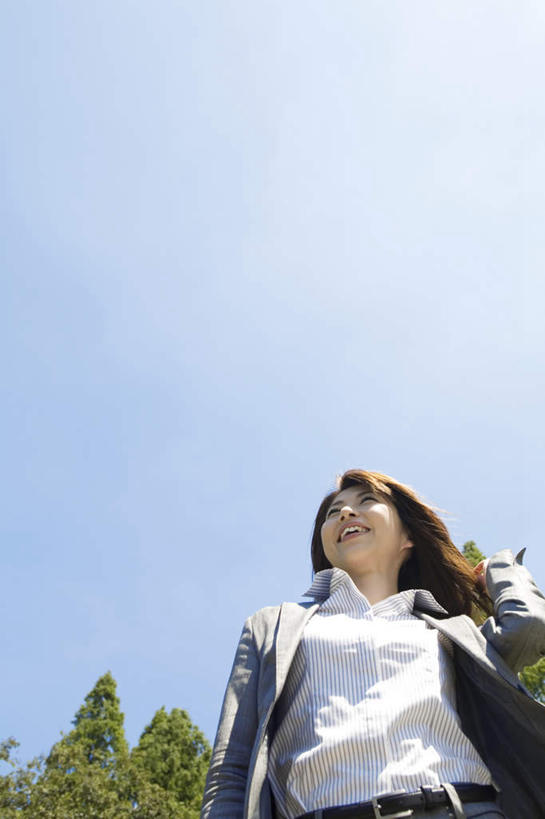 东方人,头发,一个人,商务人士,商务女性,站,笑,摸,微笑,露齿笑,竖图,室外,白天,仰视,衬衫,草地,草坪,植物,亚洲,仅一个年轻女性,仅一个女性,仅一个人,抚摸,阴影,套装,光线,包,皮包,影子,云,云朵,领带,云彩,注视,黄种人,草,树,树木,一个,蓝色,绿色,黑色,白云,蓝天,天空,阳光,自然,天,观察,看,站着,生长,单个,成长,观看,单肩包,察看,关注,商务装,工薪阶层,年轻女性,女人,女性,亚洲人,长发,白领,上班族,触摸,接触,抬头,仰头,站立,半身,彩图,低角度拍摄,衬衣