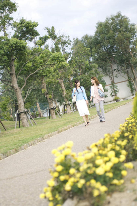 东方人,背,两个人,伙伴,朋友,站,走,笑,微笑,露齿笑,竖图,室外,白天,正面,旅游,度假,友谊,草地,草坪,植物,亚洲,阴影,服装,盛开,光线,影子,玛格丽特,花蕾,注视,休闲装,黄种人,娱乐,相视,草,雏菊,花,花瓣,花朵,鲜花,树,树木,衣服,黄色,蓝色,绿色,蓝天,天空,阳光,自然,天,花苞,花蕊,背着,观察,看,站着,享受,休闲,面对面,休闲服,菊花,放松,服饰,生长,成长,观看,对视,察看,关注,相对,相看,延命菊,幸福花,春菊,马兰头花,友情,年轻女性,女人,女性,亚洲人,步行,散步,站立,走路,彩图,全身