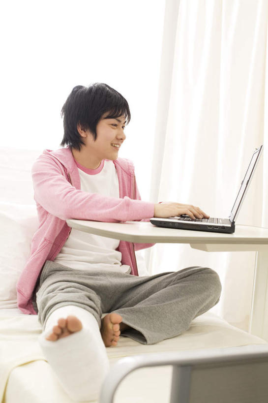 东方人,头发,一个人,病人,医院,坐,笑,摸,微笑,露齿笑,竖图,室内,白天,正面,电脑,笔记本电脑,床,亚洲,仅一个男性,仅一个人,抚摸,敲打,服装,网络,床单,扭头,注视,休闲装,黄种人,输入,通讯设备,被子,仅一个年轻男性,衣服,粉色,黑色,打字,观察,看,靠,靠着,倚靠,转头,休闲,休闲服,服饰,单人床,观看,点击,敲击,察看,无线,被单,倚着,关注,通信设备,无线网络,无线上网,便携式电脑,医疗机构,按键,手提电脑,男人,男性,年轻男性,亚洲人,患者,就医者,触摸,接触,坐着,彩图,全身,病院,诊所