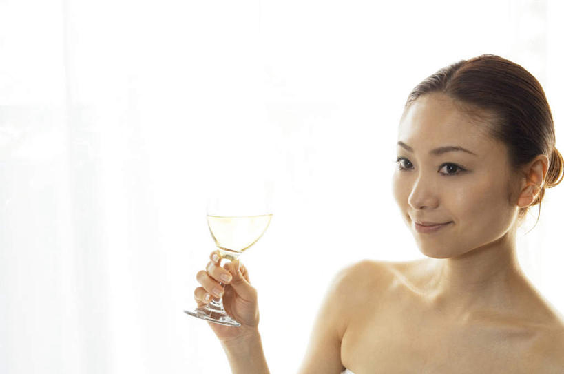 东方人,头发,一个人,站,举,笑,摸,微笑,露齿笑,横图,室内,白天,正面,浴袍,杯子,亚洲,仅一个年轻女性,仅一个女性,仅一个人,抚摸,喝,握,阴影,光线,高脚杯,影子,红酒杯,拿,拿着,注视,黄种人,玻璃制品,一个,白色,黑色,阳光,酒杯,观察,看,托,站着,握着,单个,观看,察看,关注,年轻女性,女人,女性,亚洲人,长发,玻璃杯,触摸,接触,举起,举手,举着,向上举,向上伸,向上托,站立,半身,彩图,汤帷子,浴衣