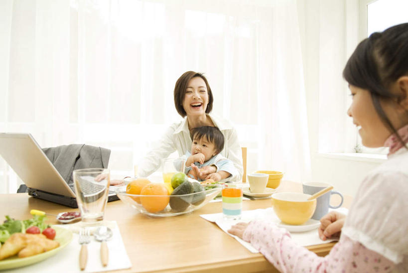 东方人,儿童,背部,头发,三个人,家庭,母亲,女儿,儿子,客厅,坐,抱,笑,摸,微笑,露齿笑,横图,室内,白天,正面,纯洁,餐桌,窗帘,桌子,蔬菜,西红柿,杯子,餐具,椅子,亚洲,抚摸,阴影,服装,新鲜,光线,瓷器,碟子,盘,影子,勺子,木椅,墙,生菜,莴苣,食品,咖啡杯,陶瓷制品,一杯,注视,休闲装,黄种人,墙壁,墙面,食物,小孩,衣服,黄色,红色,白色,阳光,盘子,调羹,碟,汤匙,碗,观察,看,靠,靠着,倚靠,张嘴,休闲,温暖,温馨,母女,母子,一家人,休闲服,可爱,母爱,童年,童趣,服饰,有机食品,绿色食品,餐布,餐台,抱着,观看,和睦,察看,起居室,搂着,倚着,关注,橘子汁,瓷杯,张大嘴巴,童真,烂漫,无邪,春菜,鹅仔菜,莴仔菜,千金菜,叶用莴苣,天真,男孩,男人,男性,年轻女性,女孩,女人,女性,亚洲人,孩子,年轻人,张开嘴,樱桃番茄,圣女果,番茄,触摸,怀抱,接触,搂,搂抱,相抱,拥抱,坐着,半身,彩图,融洽,男生,女生