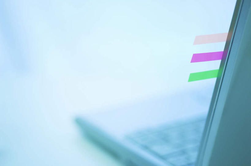 无人,横图,俯视,室内,白天,白色背景,电脑,笔记本电脑,桌面,一排,阴影,朦胧,模糊,整齐,光线,网络,标签,影子,通讯设备,排列,三个,粉色,绿色,紫色,阳光,摄影,影棚,一台,无线,队列,通信设备,无线网络,无线上网,便携式电脑,手提电脑,彩图,高角度拍摄,影棚拍摄,拍摄