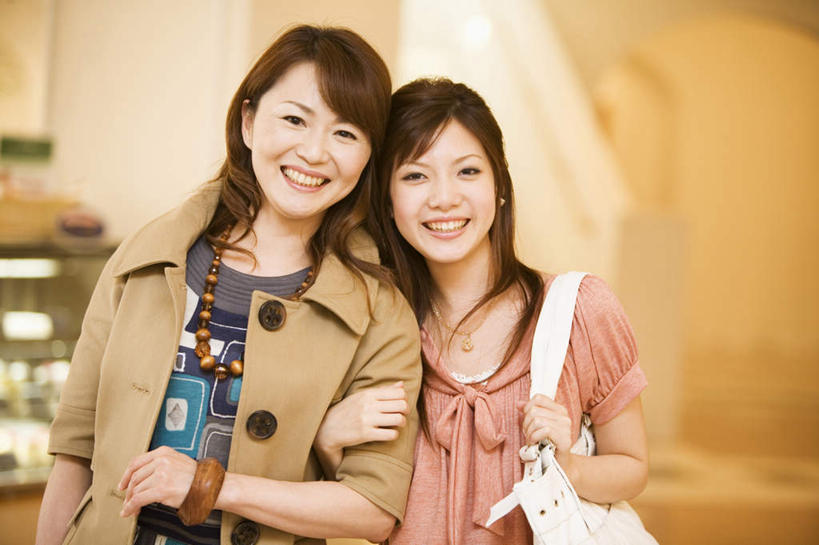 东方人,背,头发,两个人,伙伴,朋友,宾馆,站,抱,笑,摸,微笑,露齿笑,横图,室内,白天,正面,旅游,度假,友谊,柜子,亚洲,抚摸,阴影,服装,光线,包,皮包,影子,墙,依偎,注视,休闲装,黄种人,娱乐,墙壁,墙面,衣服,粉色,白色,黑色,灰色,阳光,背着,观察,看,靠,靠着,倚靠,站着,享受,休闲,休闲服,放松,服饰,抱着,观看,单肩包,察看,搂着,倚着,关注,依附,依赖,投靠,友情,年轻女性,女人,女性,亚洲人,长发,触摸,接触,搂,搂抱,站立,半身,彩图,客店,客栈,旅店,旅馆,旅舍,汽车旅馆