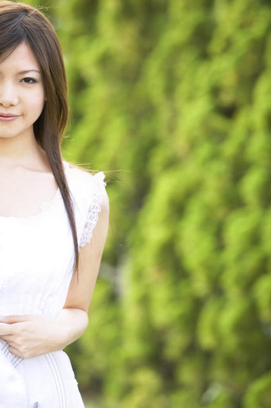东方人,头发,一个人,站,笑,微笑,露齿笑,竖图,室外,白天,正面,旅游,度假,草地,草坪,植物,亚洲,仅一个年轻女性,仅一个女性,仅一个人,阴影,服装,朦胧,模糊,光线,影子,注视,休闲装,黄种人,娱乐,草,树,树木,衣服,黄色,绿色,白色,阳光,自然,观察,看,站着,享受,休闲,休闲服,放松,服饰,生长,成长,观看,察看,关注,年轻女性,女人,女性,亚洲人,站立,半身,彩图