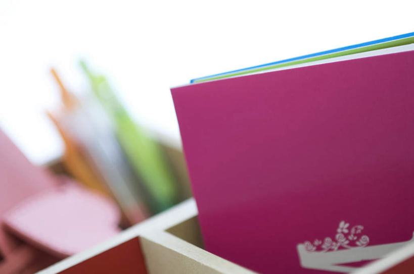 无人,横图,室内,特写,白天,正面,柜子,桌面,一堆,一排,许多,阴影,堆叠,堆积,朦胧,模糊,整齐,光线,笔,材料,档案,文件,影子,办公用品,文具,排列,粉色,蓝色,绿色,阳光,学习用品,资料,堆,文具用品,队列,文档,档案柜,彩图